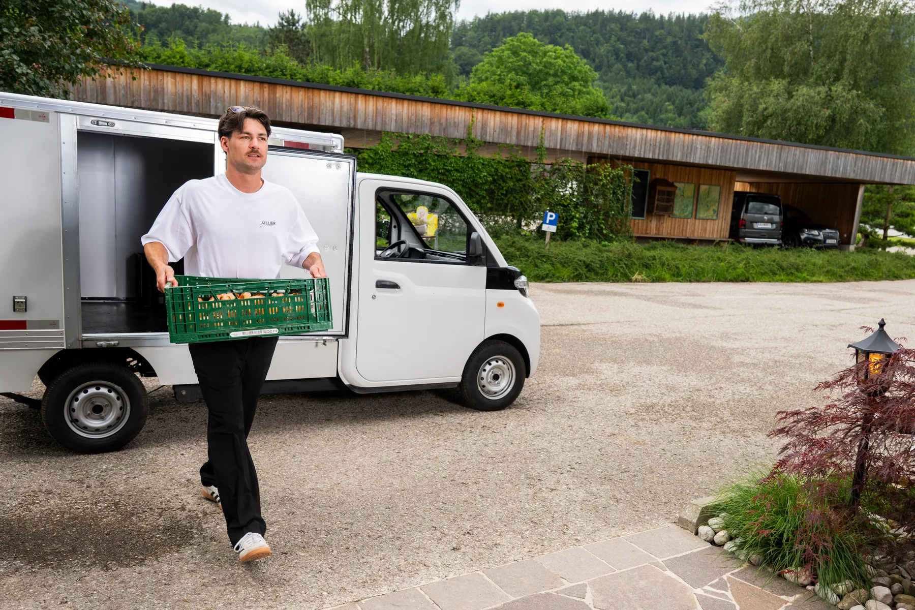 Lieferant trägt eine Kiste aus dem eVOXX Cargo